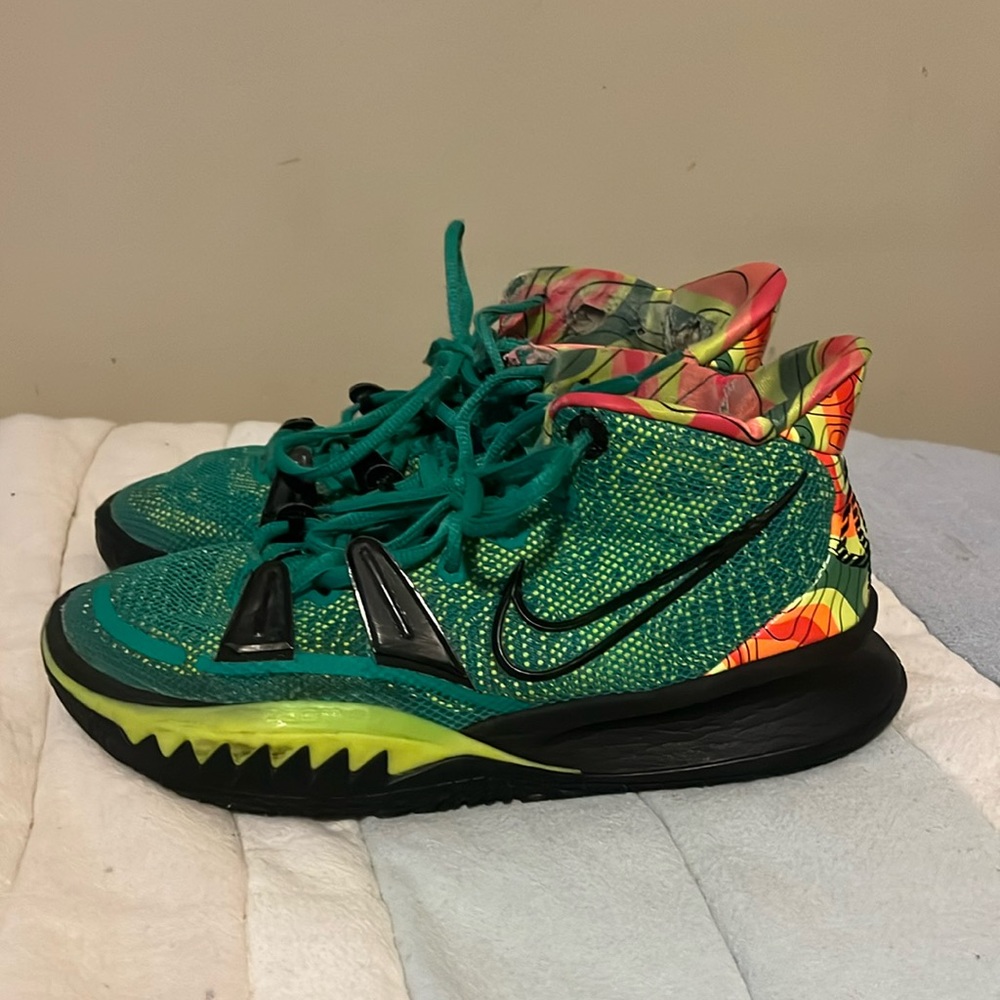Kyrie 7 weatherman no box size 7.5